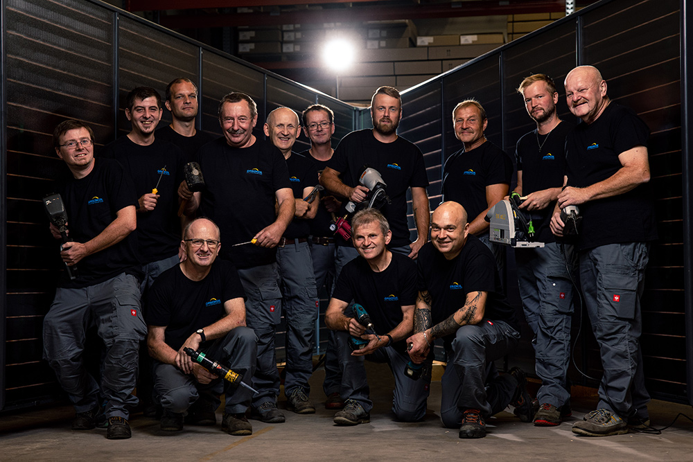 Gasokol Team Arbeiter vor Solarkollektor Gasokol Team Arbeiter vor Solarkollektor