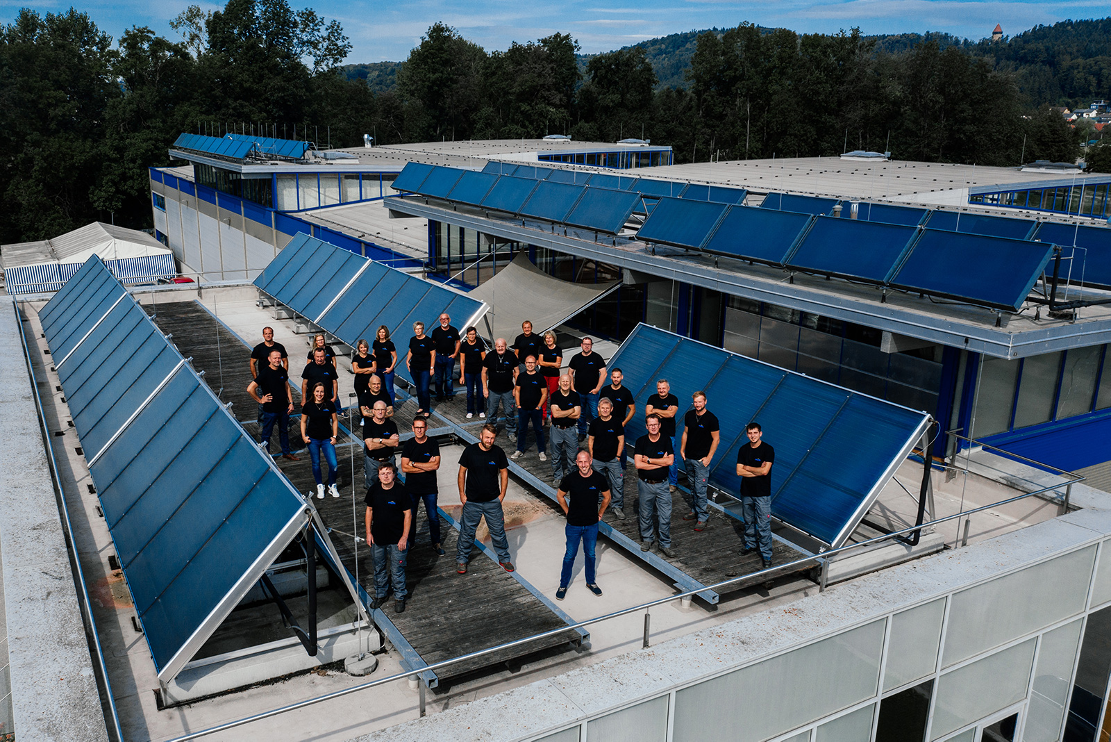 Gasokol Teamfoto auf Dach mit Solarkollektoren